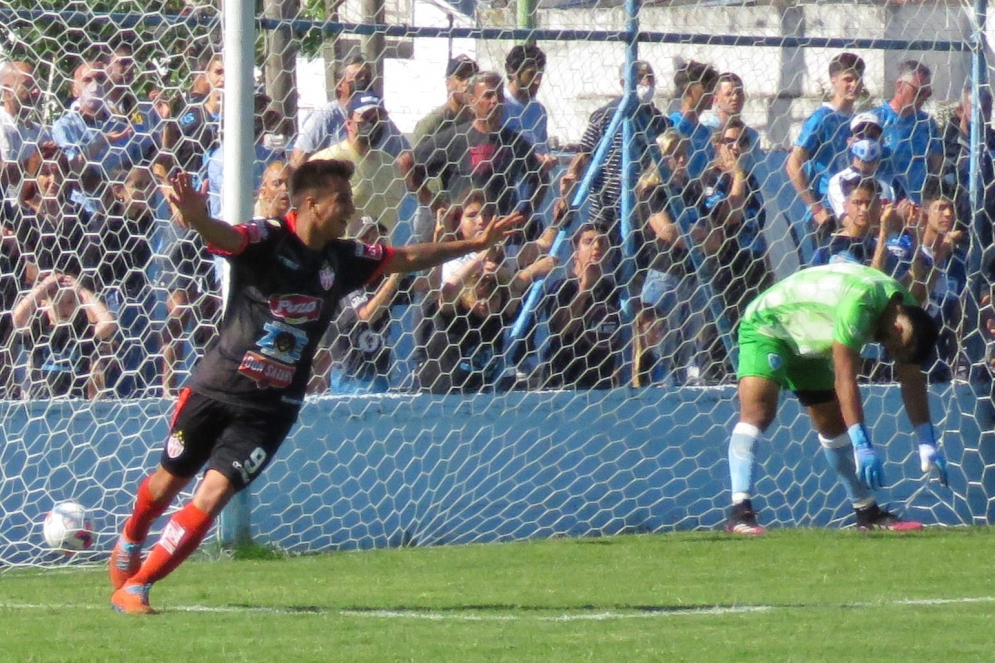 Tom&aacute;s &Aacute;lvarez convirti&oacute; por duplicado. Cr&eacute;dito: Javier Morales