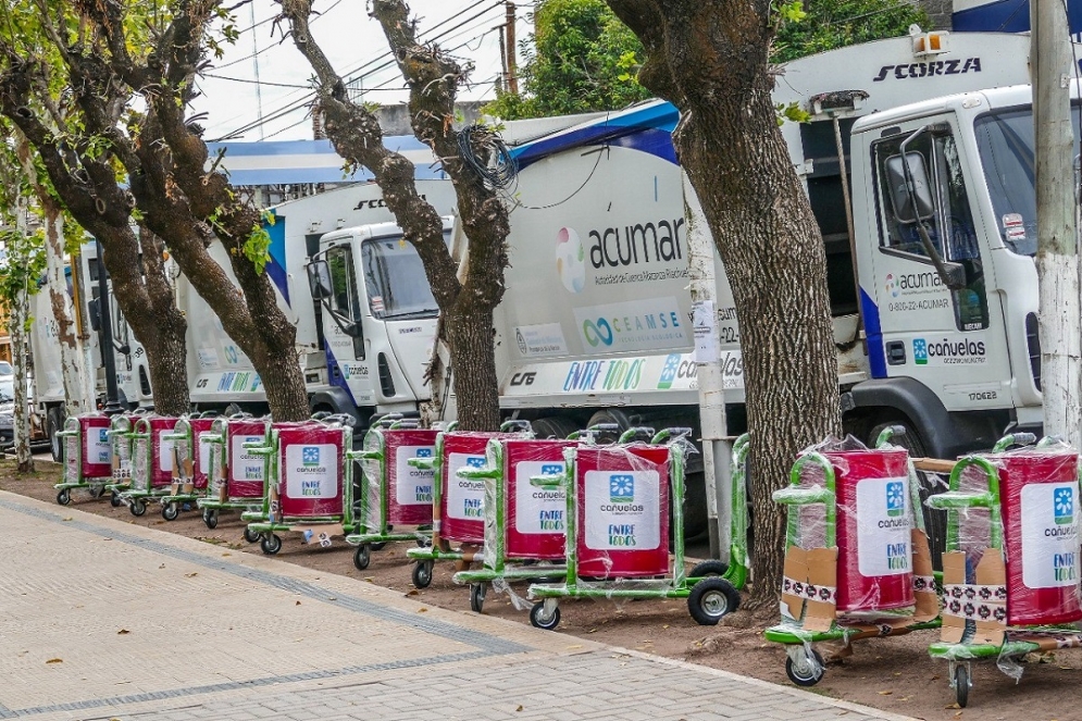 Los camiones y los carros entregados. 