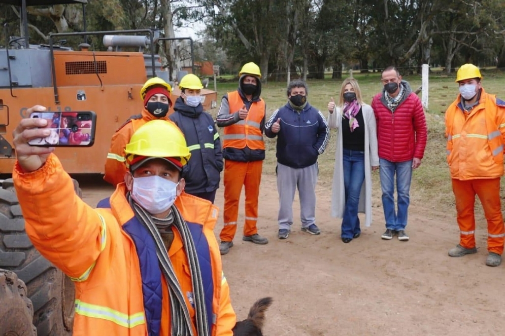 Un grupo de trabajadores particip&oacute; del acto.
