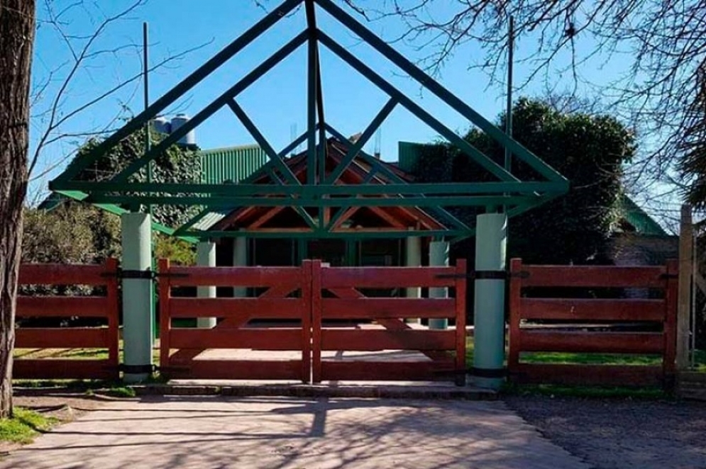 La puerta principal del Colegio Silo de Ca&ntilde;uelas. 