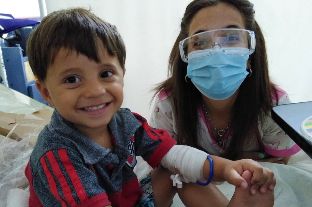 Matheo junto a la doctora en su &uacute;ltima internaci&oacute;n de siete meses.
