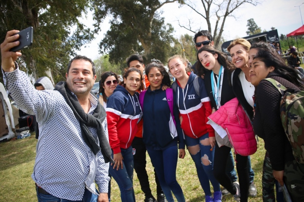 Los alumnos se fotografiaron con las autoridades locales y docentes que se encontraban en la muestra, 