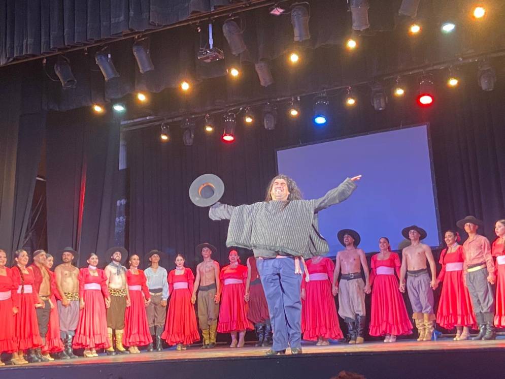 M&aacute;s de 40 bailarines en escena.