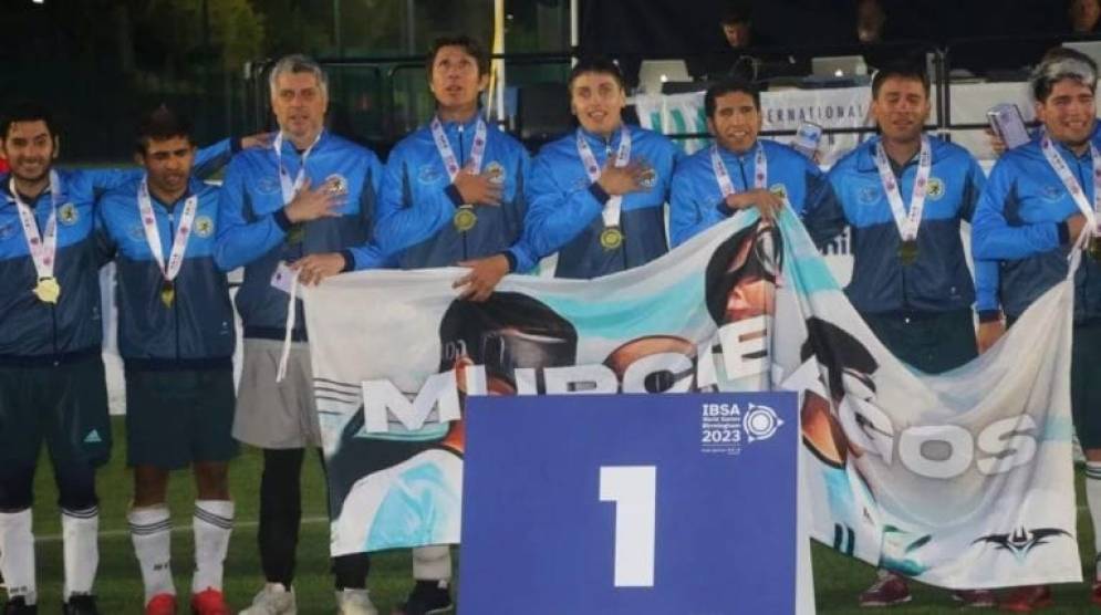 Junior Fern&aacute;ndes -segundo de izquierda a derecha- con la medalla dorada colgada en el pecho.