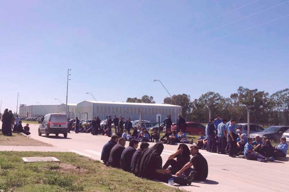 Los trabajadores permanecieron varias horas fuera de la planta. 