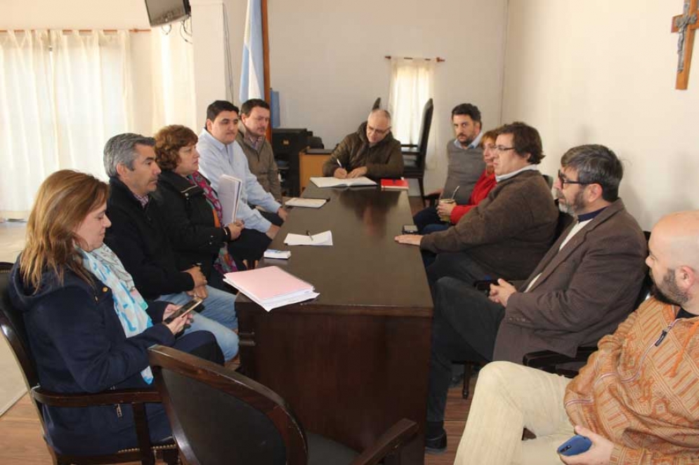 Concejales y funcionarios a instantes del inicio de la reuni&oacute;n.