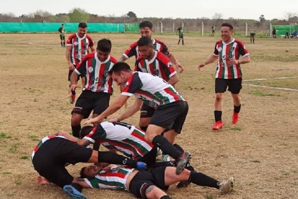 En el suelo Jonatan Montovio, recibiendo el afecto de sus compa&ntilde;eros. Fue triunfo de Mostrando Caminos 3-2.
