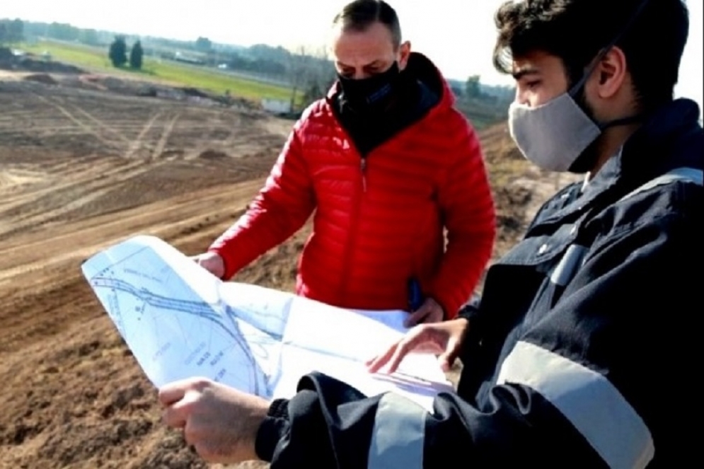 Arrieta y personal t&eacute;cnico en zona de obra.