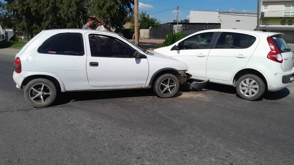 El Corsa perdi&oacute; el paragolpes.