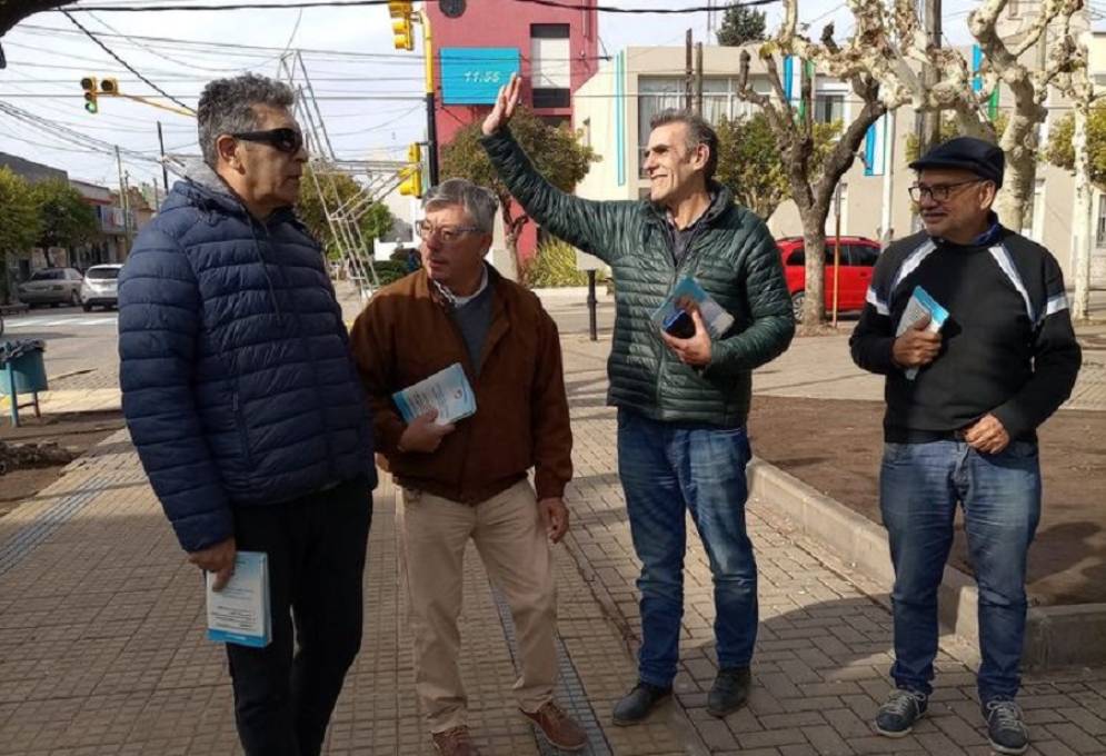 P&eacute;rez Armari recorriendo el centro de Ca&ntilde;uelas este s&aacute;bado por la ma&ntilde;ana. 