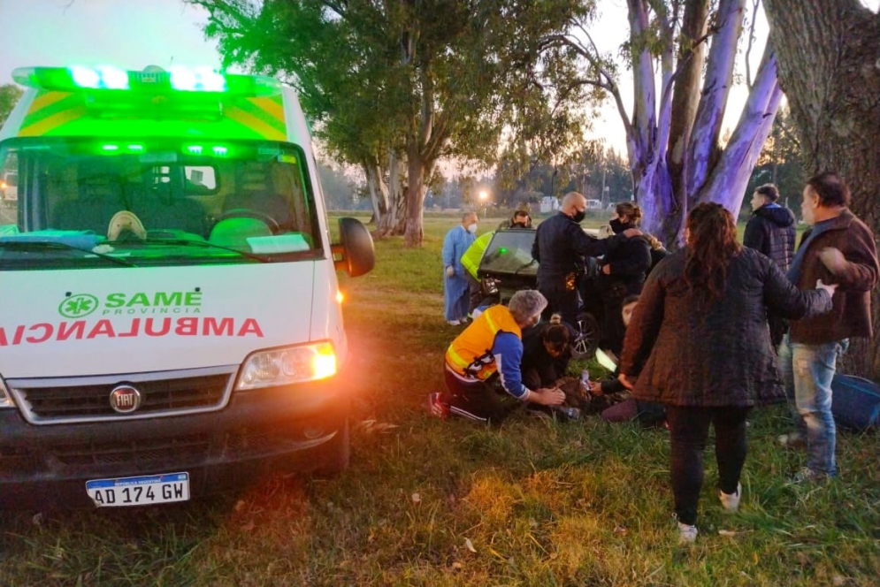 Los m&eacute;dicos atendiendo a Valentina. 