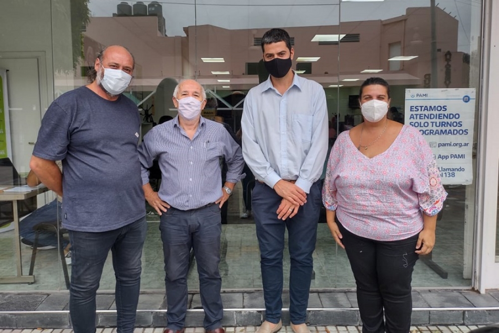 El titular de PAMI en Ca&ntilde;uelas, Cristian Aristegui (de camisa celeste), recibi&oacute; a la comitiva.