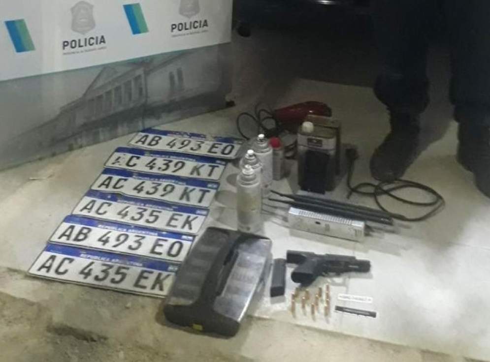 La polic&iacute;a incaut&oacute; una 9mm, un inhibidor de se&ntilde;al y herramientas para adulterar los autos. 