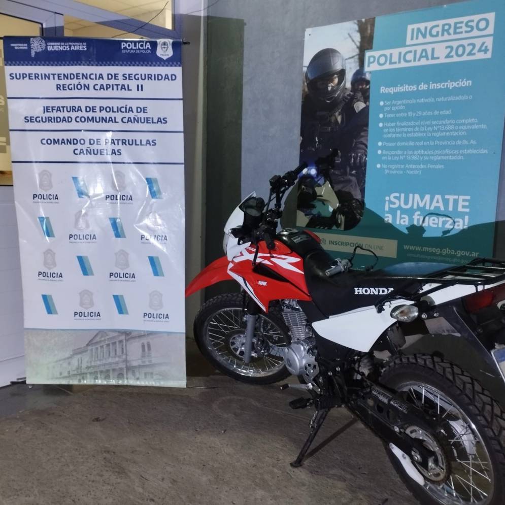 La moto recuperada, en sede policial.