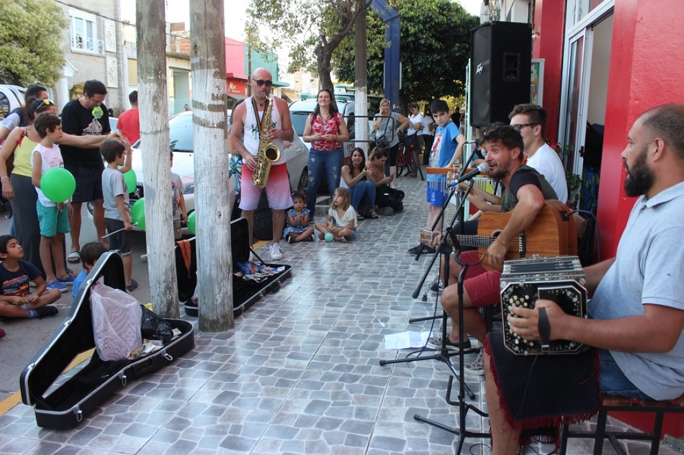 Durante la ma&ntilde;ana y la tarde tocaron un popurr&iacute; de canciones de distintos g&eacute;neros.