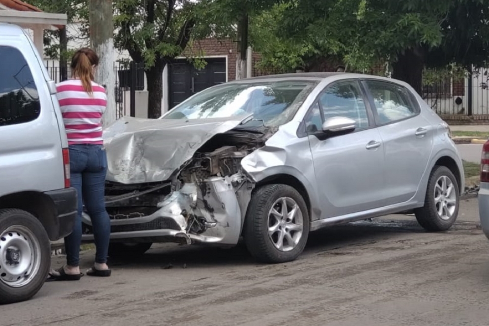  Un interno de la l&iacute;nea 51 colision&oacute; a un auto Peugeot 208 de color gris 