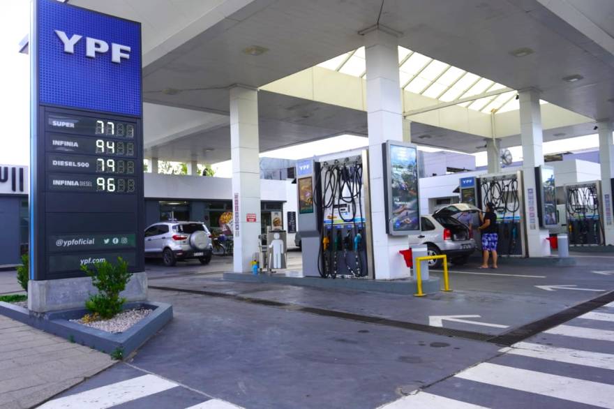 Pocos veh&iacute;culos en la YPF c&eacute;ntrica de Del Carmen y San Vicente.