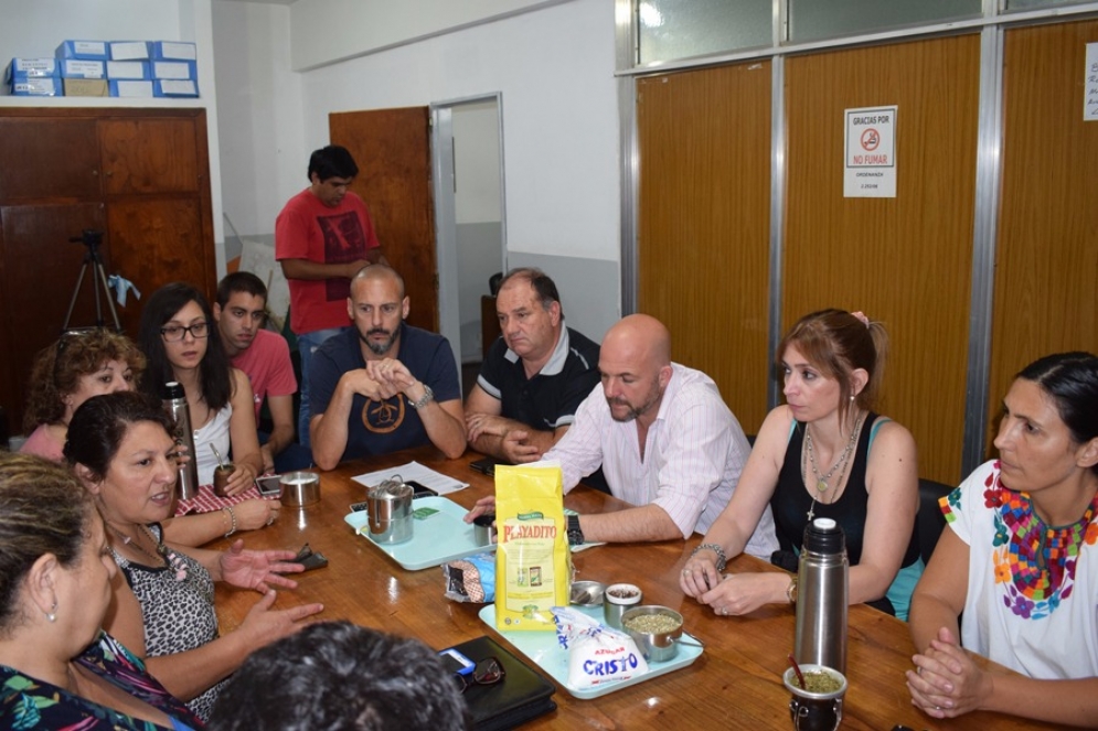 Las partes en plena reuni&oacute;n.