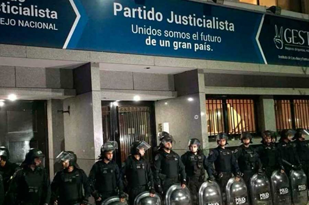 La Polic&iacute;a de la Ciudad rode&oacute; la sede del partido.  