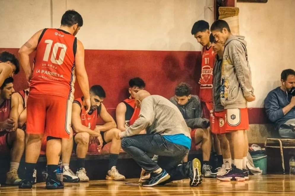 S&aacute;nchez y su aliada: la tabla. Sus dirigidos escuchan atentos las indicaciones.