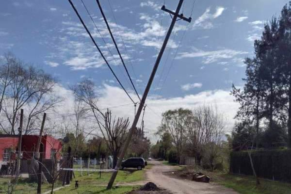 El poste afectado por el viento en la madrugada del lunes.