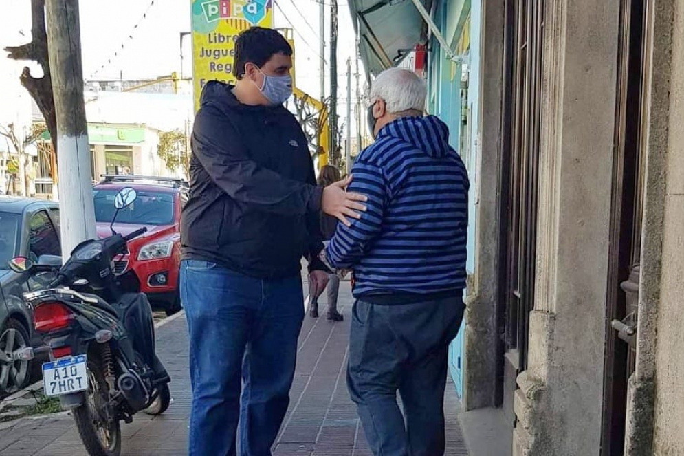 Iturmendi de recorrida por la zona comercial.