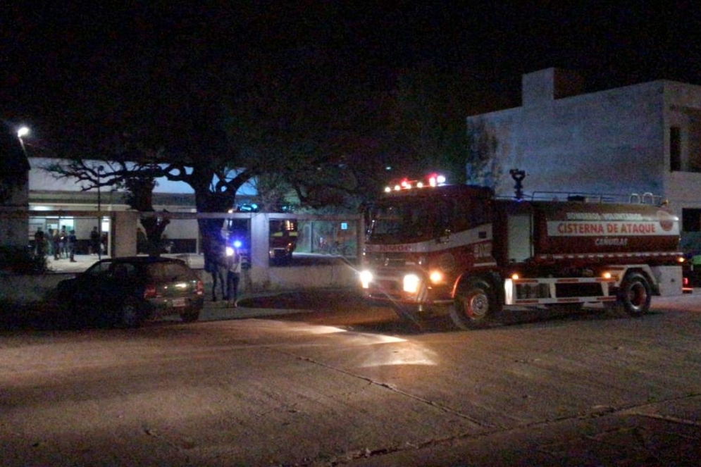 Dos autobombas en el ingreso al hospital local.