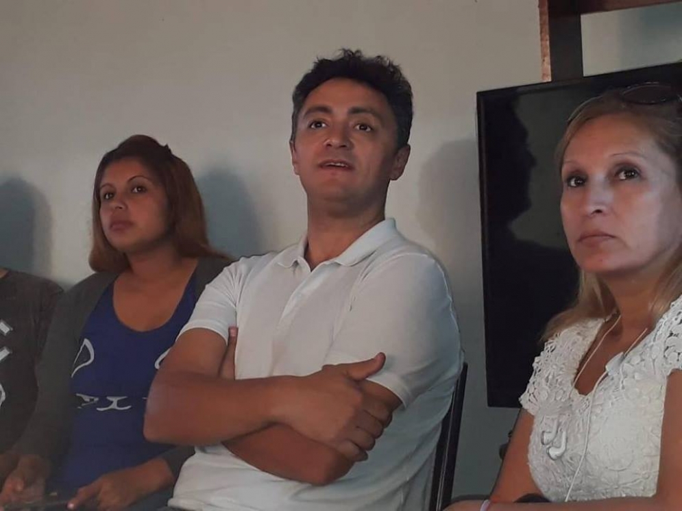 Cid Menna encabezando la reuni&oacute;n vecinal en la casa de un vecino del corredor de Ruta 3.