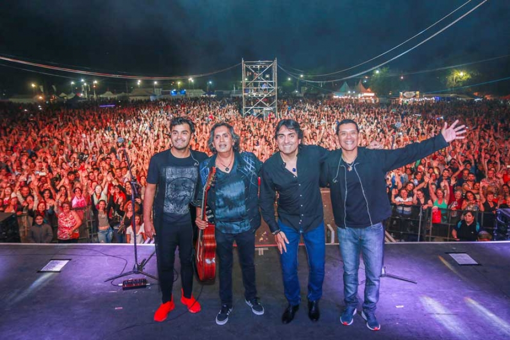 Los Nocheros en el cierre de su show. 