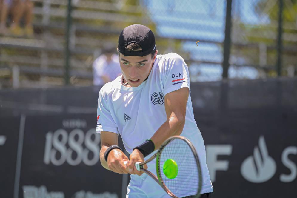 Golpeando con la casaca de "Boedo".
