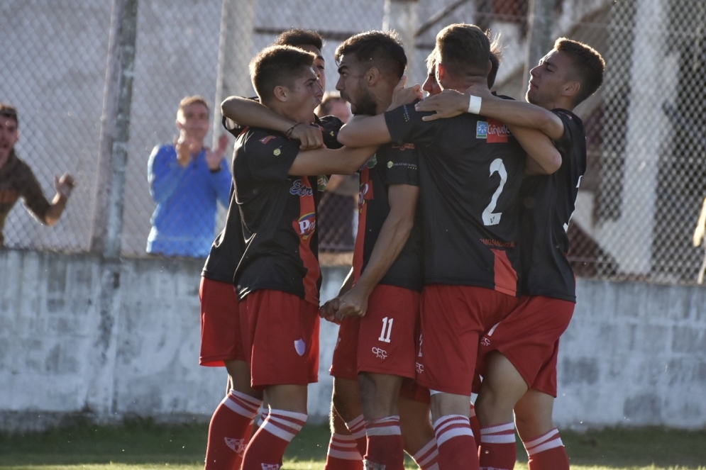 Los jugadores del Rojo festejan uno de los goles. 