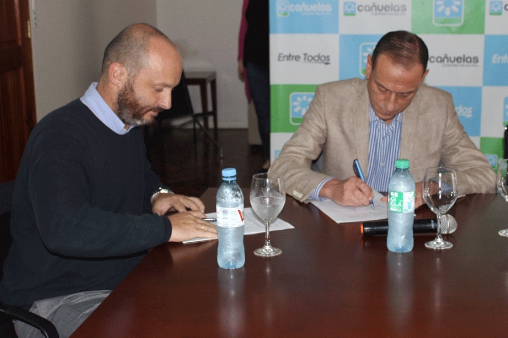 Victor Cat&oacute;n y el intendente Arrieta.