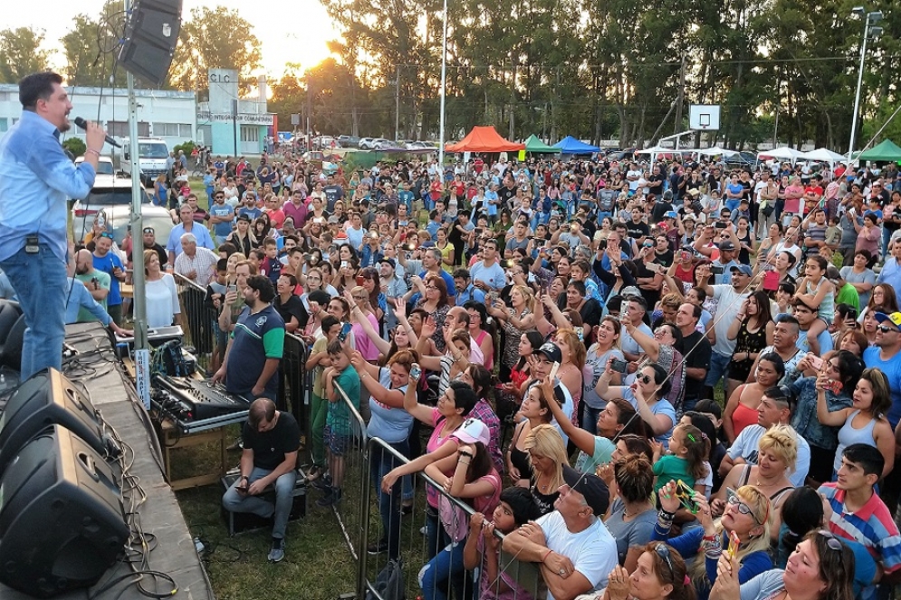 M&uacute;jica y el p&uacute;blico en una agradable tarde de domingo. 