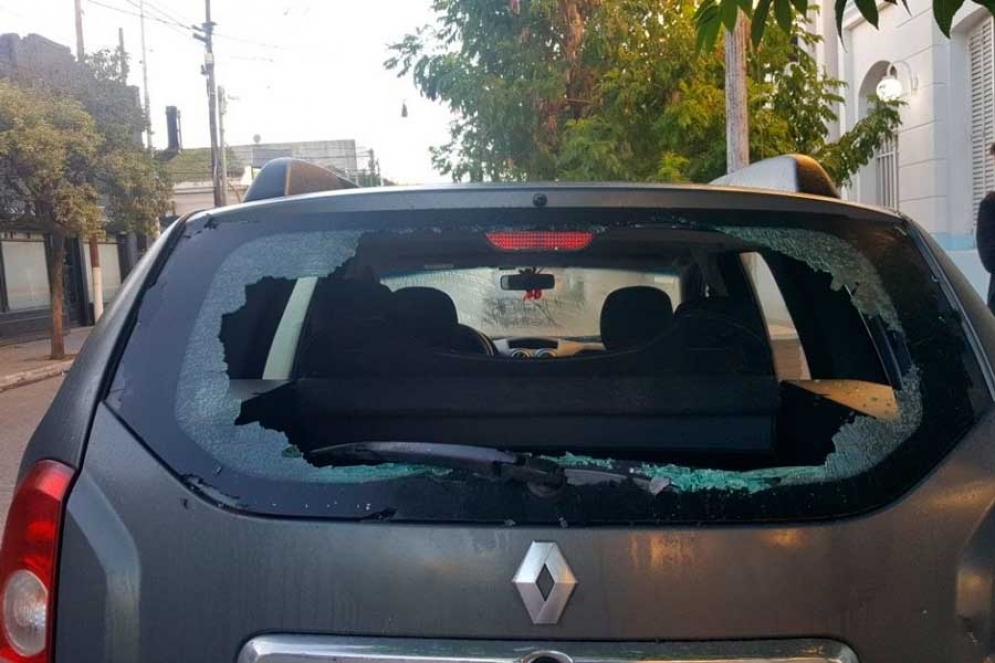 As&iacute; qued&oacute; uno de los vehiculos atacados.