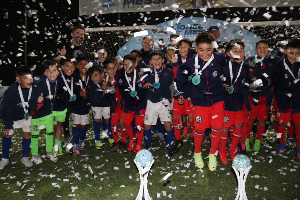 San Lorenzo, azul y blanco, fueron los campeones.