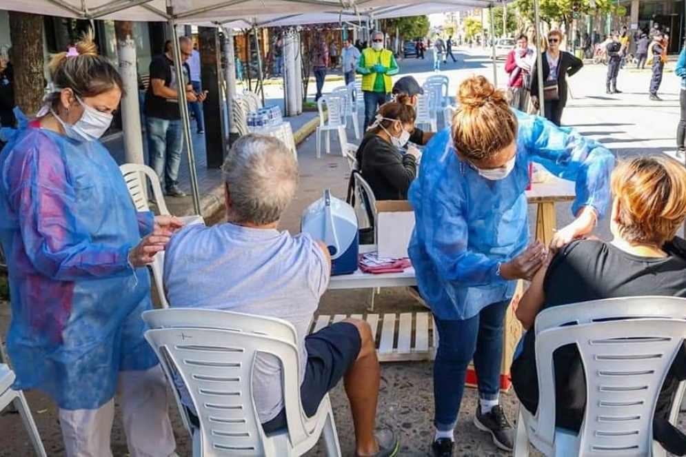 El box de vacunaci&oacute;n estuvo colocado frente a la Comisar&iacute;a.