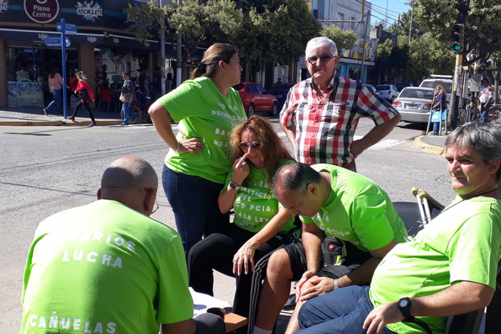 Los empleados del banco en plena jornada.