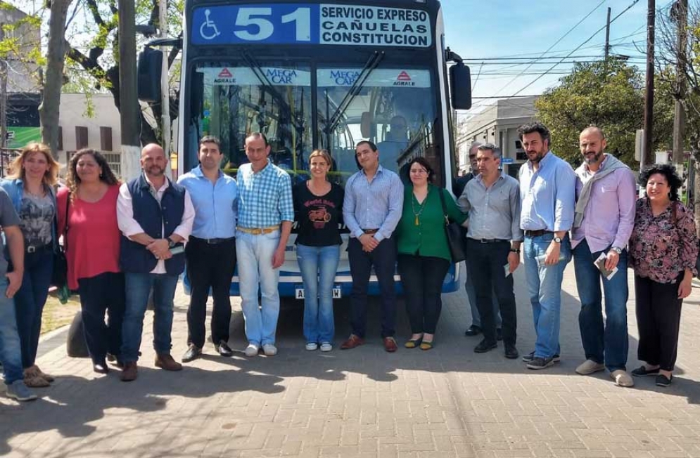 El colectivo de la L&iacute;nea 51 se present&oacute; en la puerta de la municipalidad. 