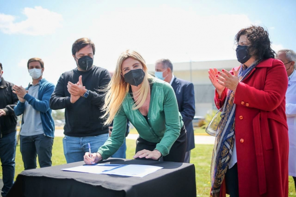 Marisa Fassi y los ministros de Salud, Carla Vizzotti y Nicol&aacute;s Kreplak.