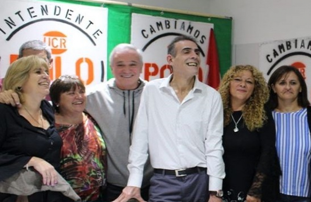 Rizzi (en el centro) con parte de los dirigentes que lo acompa&ntilde;an en la lista que encabeza.
