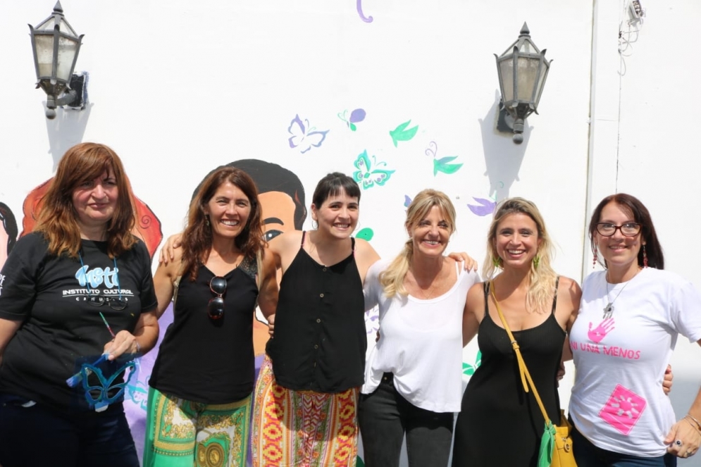 Fassi con mujeres en la sede de Las Mirabal.