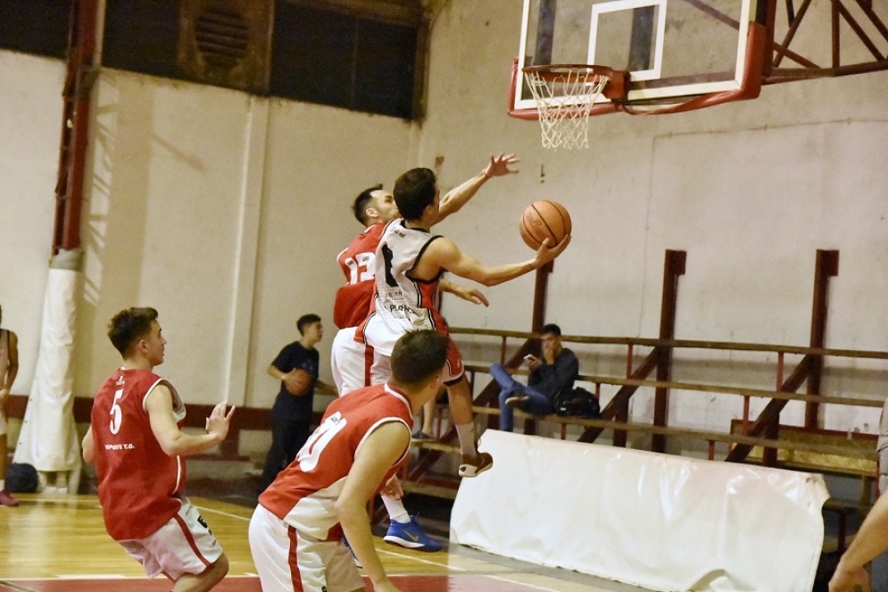 Juan Le&oacute;n, una de las figuras del equipo, a punto de convertir una bandeja. 