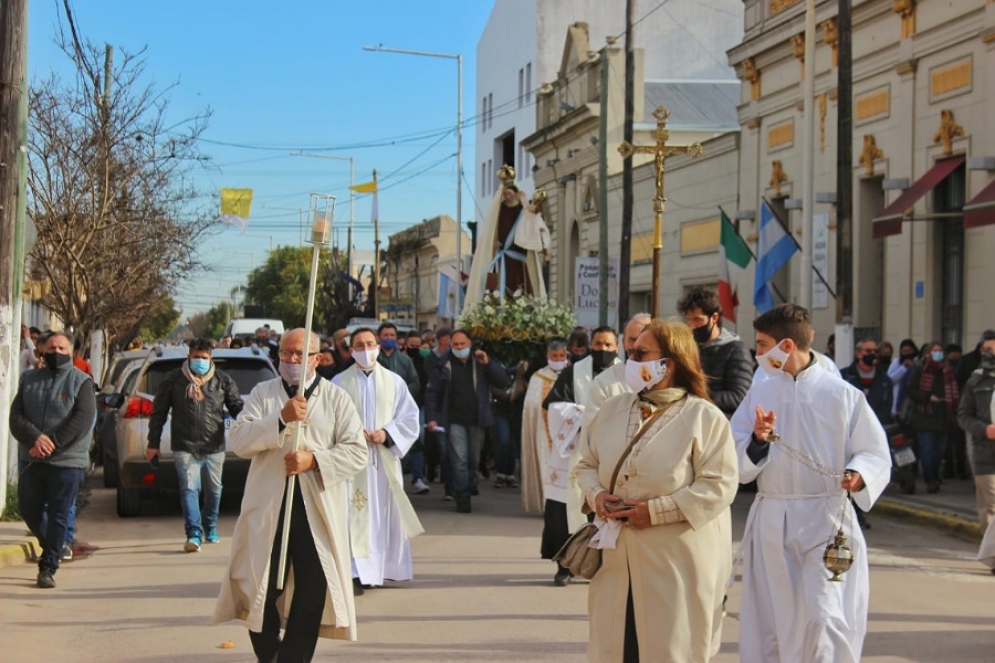 Luego de dos a&ntilde;os los feligreses caminaron junto a la Virgen.