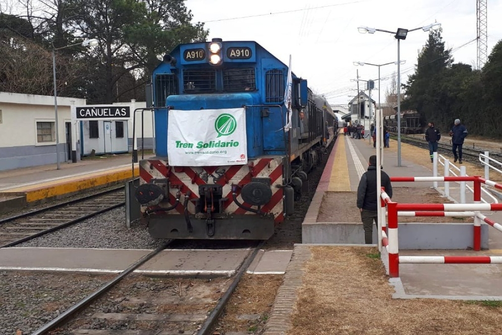 El tren saliendo de Ca&ntilde;uelas.