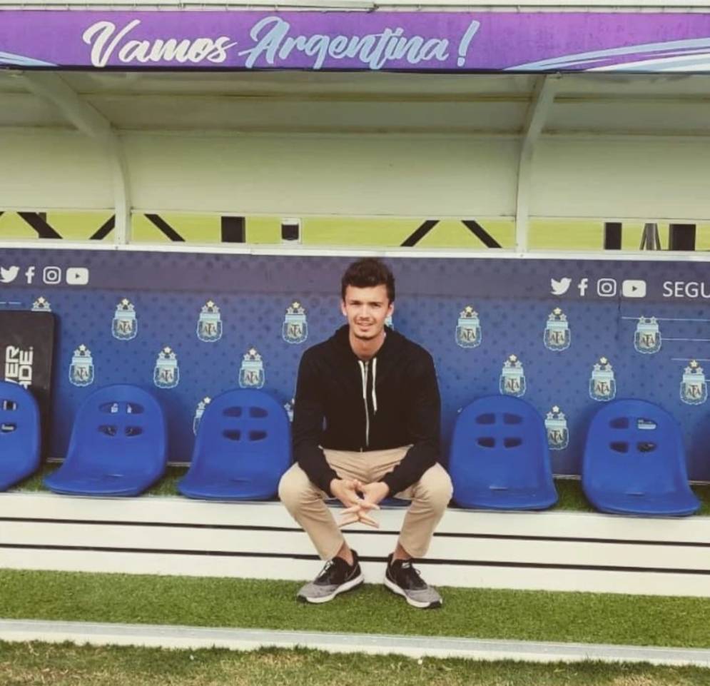 "La Flaca", vecino de Ca&ntilde;uelas que vive en el B&deg; Sarmiento, en una de las tantas canchas recorridas.