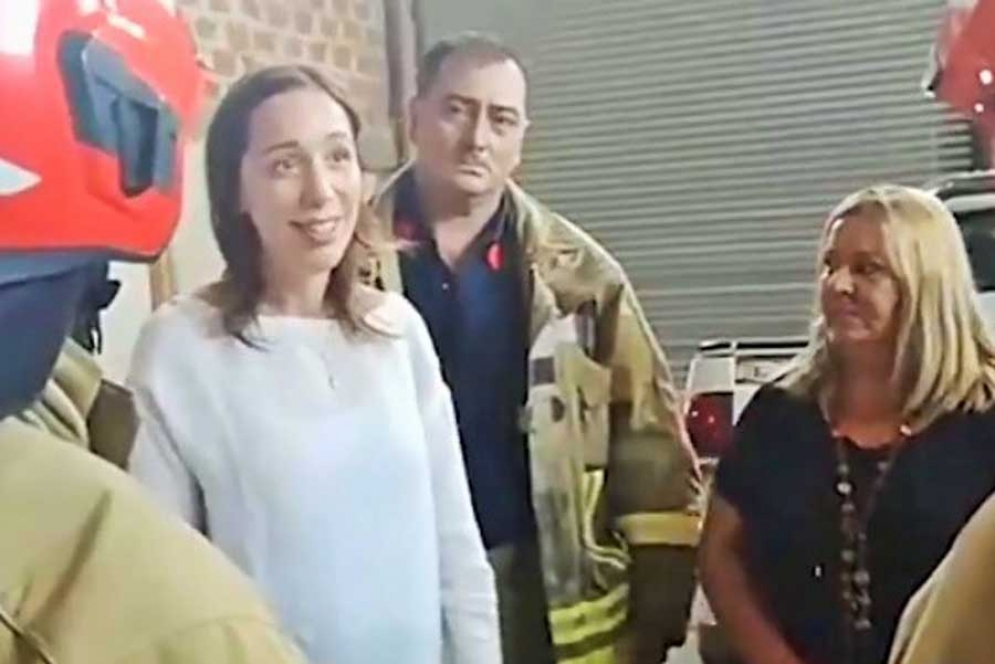 La gobernadora Mar&iacute;a Eugenia Vidal en su visita al cuartel local en el mes de febrero junto a la presidenta de la CD, Mariela Aristegui. 