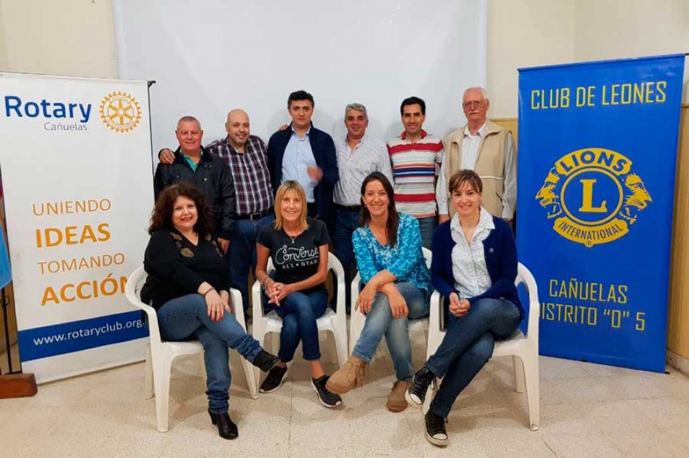 Dirigentes de ambas instituciones juntos en la sede del Rotary. 