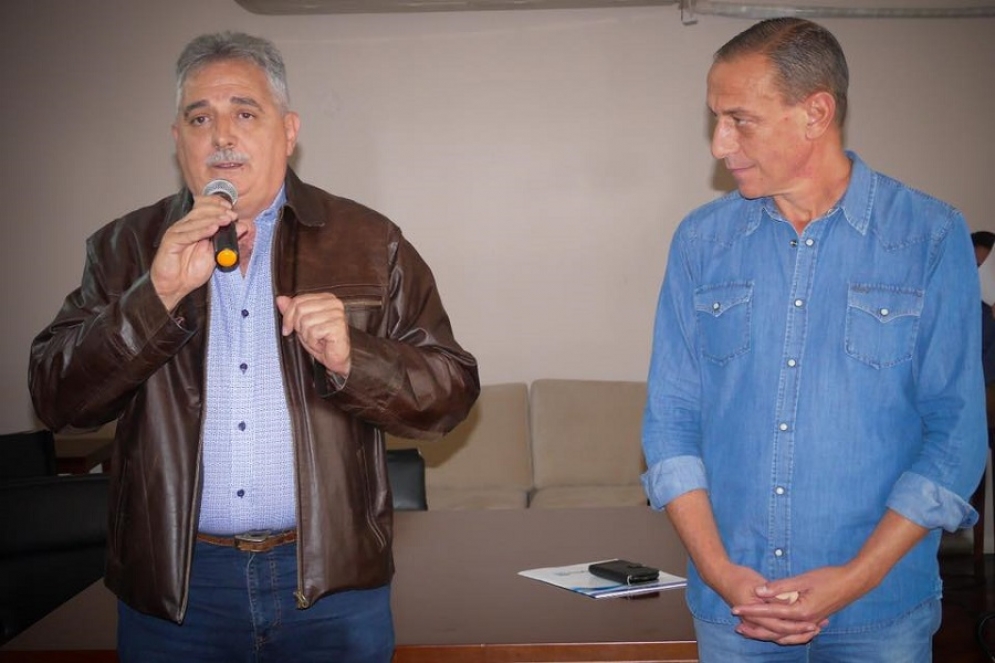 Daniel Ferro, fiscalizador a cargo de la ASTMC y le intendente Gustavo Arrieta. 