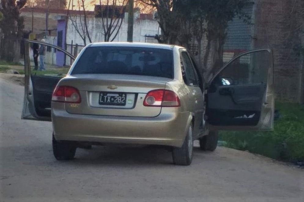 El Chevrolet Corsa, frenado sobre la calzada, esperando a la Polic&iacute;a Cient&iacute;fica. 