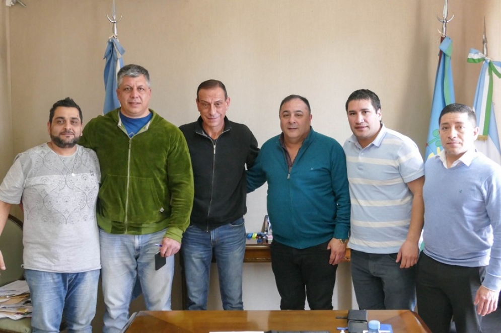 Arrieta junto a los representantes gremiales. 